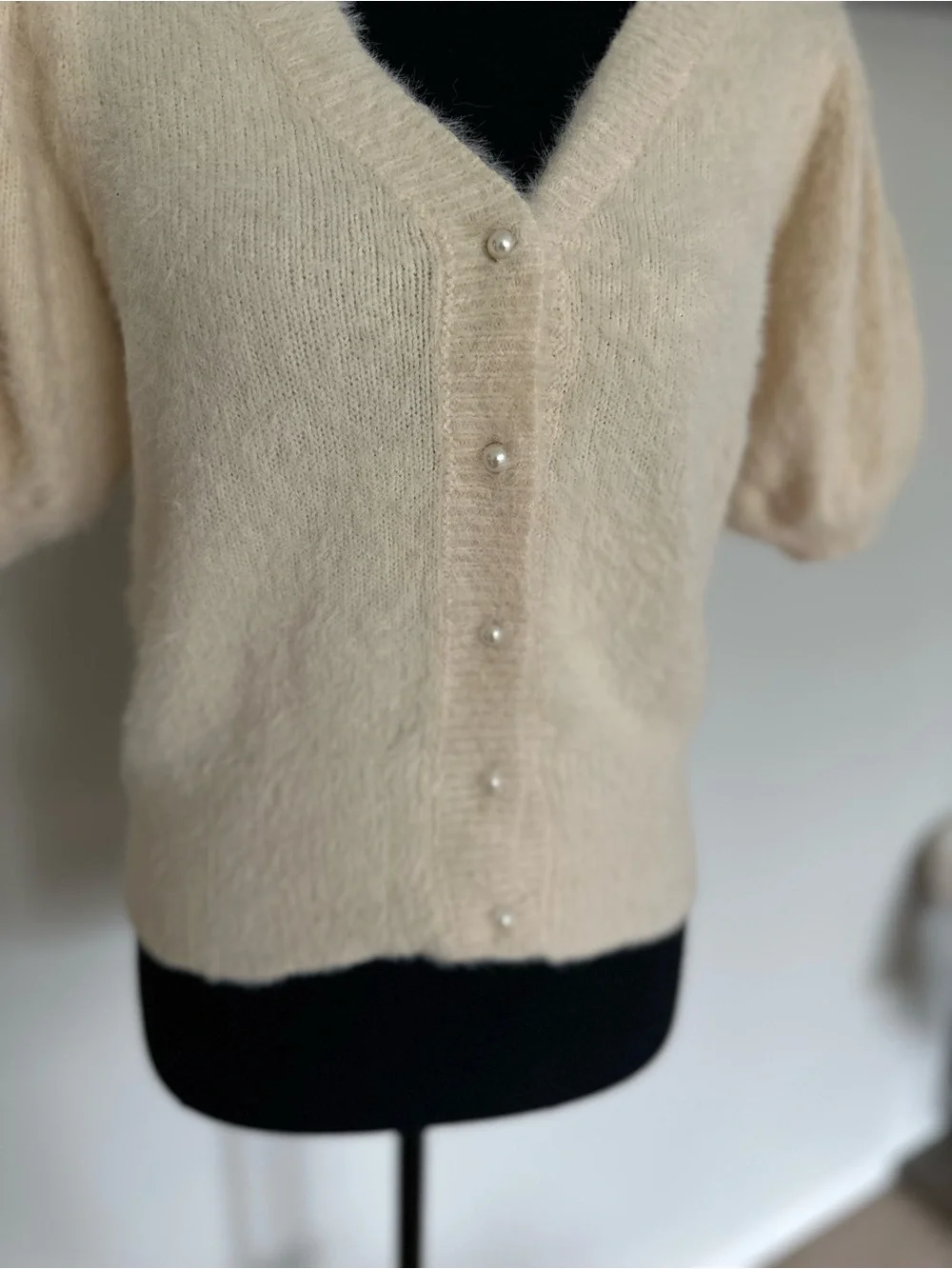 ASTR The Label Cream Fuzzy Puff Short Sleeve Pearl Button Cardigan Sweater M - Picture 3 of 7